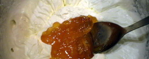 Шаг 15: торта с профитролями и хурмой