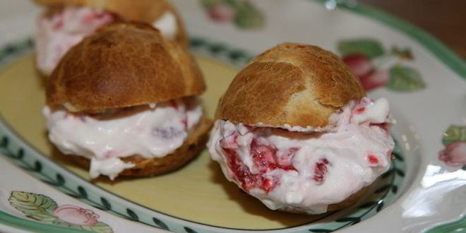 Рецепт эклеров с малиной и взбитыми сливками