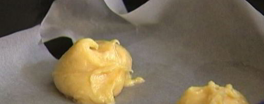 Шаг 4: эклеров с малиной и взбитыми сливками