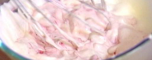 Шаг 6: эклеров с малиной и взбитыми сливками