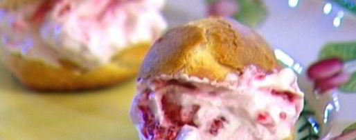 Шаг 7: эклеров с малиной и взбитыми сливками