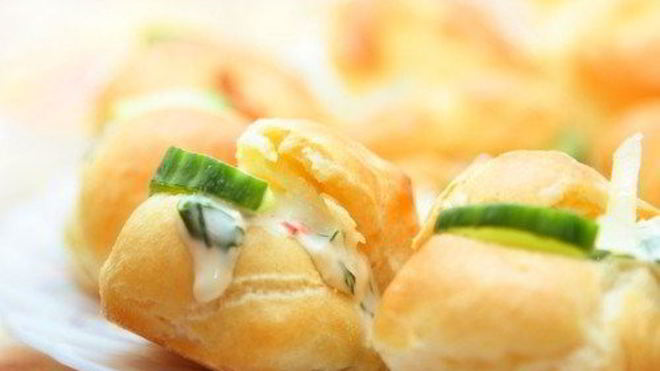 Рецепт Эклеров со сливочным кремом из копченого лосося с зеленью