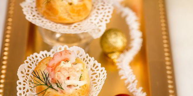 Рецепт закусочных профитролей с салатом из креветок и крабовых палочек