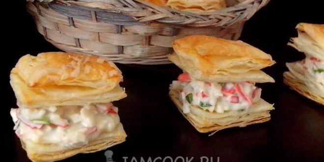 Рецепт закусочных слоек с крабовым мясом, сливочным сыром и зеленью