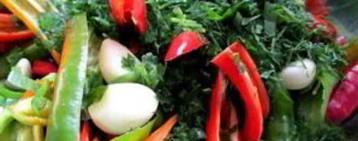 Шаг 1: аджики с томатной пастой