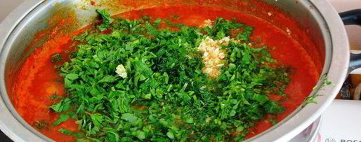 Шаг 2: ароматной аджики со сливами и травами