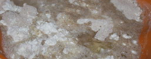 Шаг 1: ароматного хлеба с цельнозерновой мукой и сухой кавказской аджикой ночного брожения