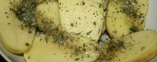 Шаг 1: картофеля с беконом и сухой кавказской аджикой в фольге в углях