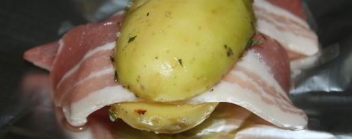 Шаг 2: картофеля с беконом и сухой кавказской аджикой в фольге в углях