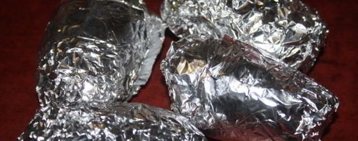 Шаг 3: картофеля с беконом и сухой кавказской аджикой в фольге в углях