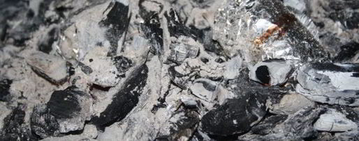 Шаг 4: картофеля с беконом и сухой кавказской аджикой в фольге в углях