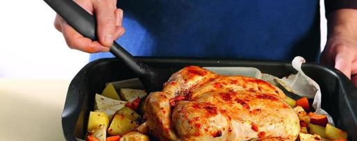 Шаг 3: курицы, запеченной с домашней аджикой и корнеплодами