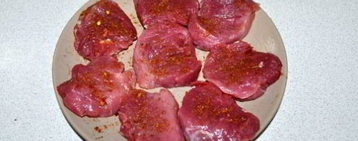 Шаг 1: медальонов из свиного филе с аджикой