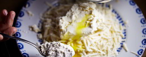 Шаг 2: соленых сырников с аджикой