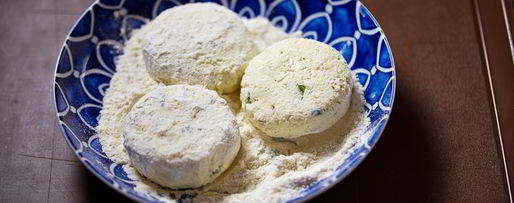 Шаг 7: соленых сырников с аджикой