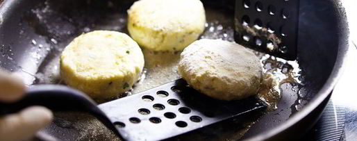 Шаг 8: соленых сырников с аджикой