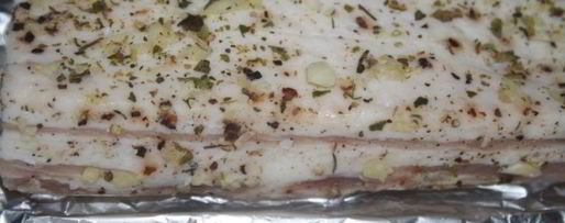 Шаг 2: вкуснейшего домашнего сала с чесноком и сухой кавказской аджикой