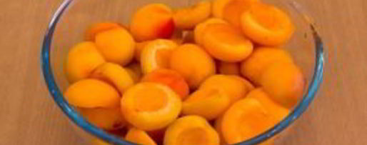 Шаг 1: абрикосового джема с миндальными лепестками