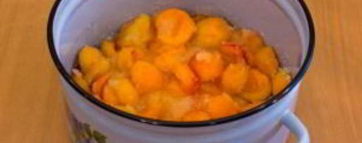 Шаг 3: абрикосового джема с миндальными лепестками