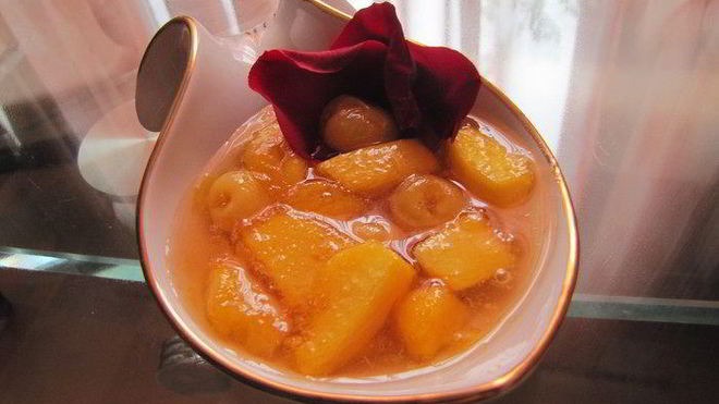 Рецепт Джема из черешни и персиков с лепестками роз