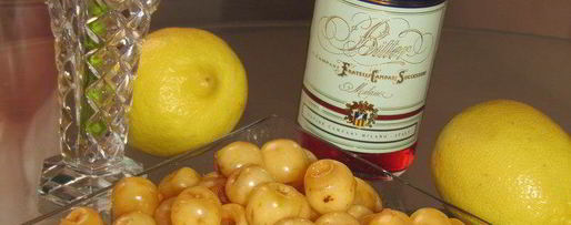 Шаг 2: джема из черешни и персиков с лепестками роз