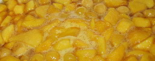 Шаг 3: джема из черешни и персиков с лепестками роз