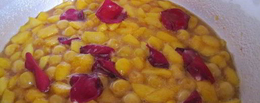 Шаг 4: джема из черешни и персиков с лепестками роз