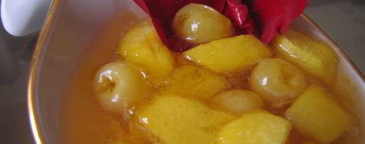 Шаг 5: джема из черешни и персиков с лепестками роз