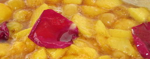 Шаг 6: джема из черешни и персиков с лепестками роз