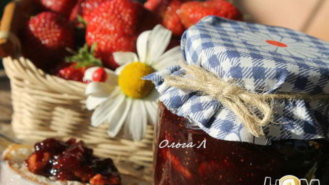 Рецепт Клубничного джема с грецкими орехами