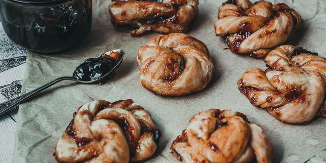 Рецепт крученых булочек с ягодным джемом