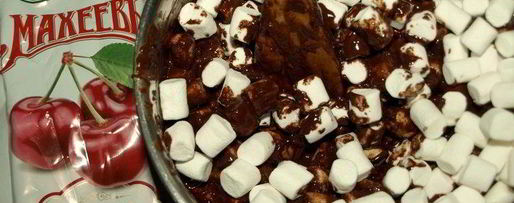 Шаг 1: маршмеллоу с шоколадом и вишневым джемом