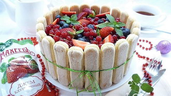 Рецепт Шарлотта с ягодами и клубничным джемом