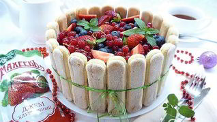 Рецепт Шарлотта с ягодами и клубничным джемом