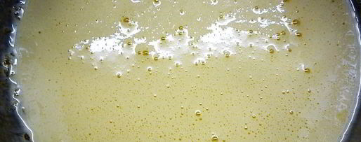 Шаг 2: шарлотта с ягодами и клубничным джемом