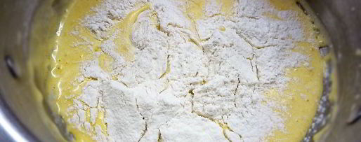 Шаг 3: шарлотта с ягодами и клубничным джемом