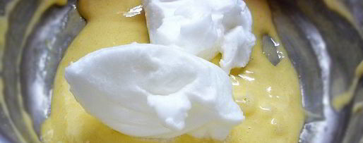 Шаг 4: шарлотта с ягодами и клубничным джемом