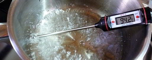 Шаг 7: шарлотта с ягодами и клубничным джемом