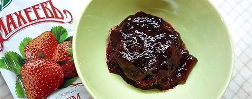 Шаг 9: шарлотта с ягодами и клубничным джемом