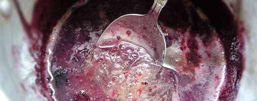 Шаг 10: шарлотта с ягодами и клубничным джемом