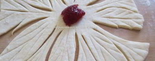 Шаг 4: слоеных булочек с малиновым джемом