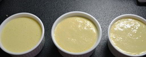 Шаг 2: сметанного соложеника с клубничным джемом