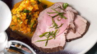 Рецепт Свинины в луковой шелухе с морковным пюре и луковым джемом