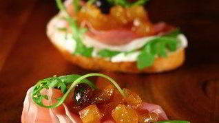 Рецепт Тостов с сыром, прошутто и инжирным джемом