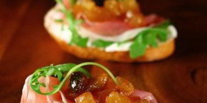 Рецепт тостов с сыром, прошутто и инжирным джемом