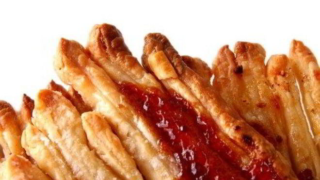 Рецепт Жареного в тесте камамбер с клюквенным джемом