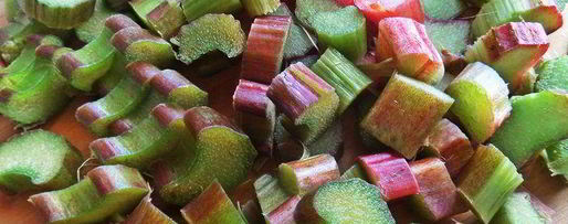 Шаг 2: компота из ревеня, черноплодки и изюма