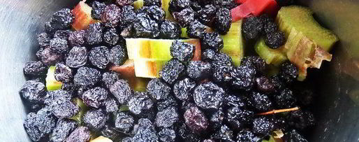 Шаг 4: компота из ревеня, черноплодки и изюма