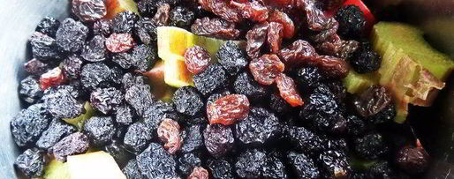 Шаг 5: компота из ревеня, черноплодки и изюма