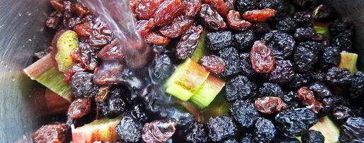 Шаг 6: компота из ревеня, черноплодки и изюма